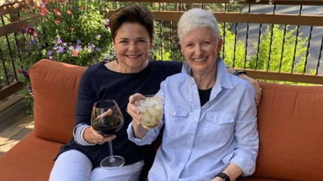 Donor-advised fundholders, Patti Klinge and Connie McArthur sit together on a couch with drinks